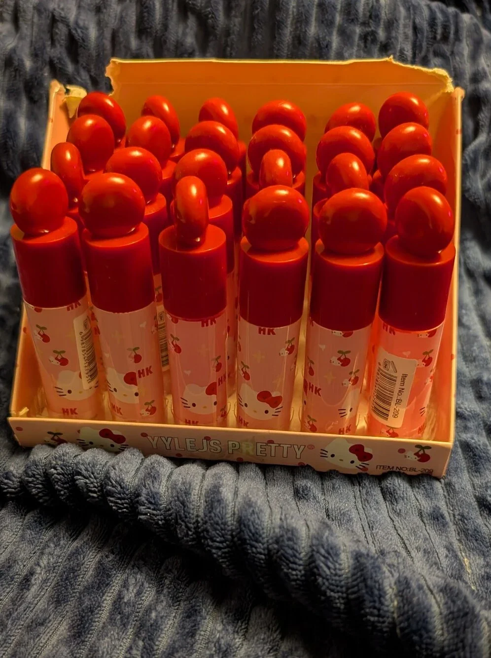 24 Hello Kitty  Strawberry Lip Oil